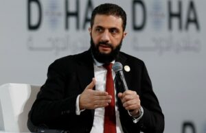 Al-Shara da Síria promete paz e unidade diante da agressão de Israel O presidente sírio Ahmed al-Sharaa (R) fala durante o dia de abertura do Fórum de Doha, uma conferência diplomática anual, em Doha, em 6 de dezembro de 2025.