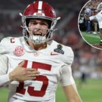 O quarterback Ty Simpson comemora após a vitória do Alabama por 34-24 sobre os Sooners na primeira rodada do College Football Playoff em 20 de dezembro de 2025.