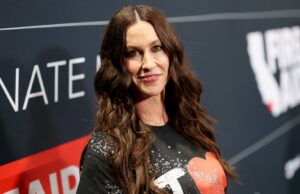 Alanis Morissette aplaude críticas ‘irônicas’ 30 anos depois: ‘Estou obcecada por linguística… Também não me importo’ Alanis Morissette participa do concerto beneficente FIREAID para alívio de incêndios na Califórnia no Intuit Dome em 30 de janeiro de 2025 em Inglewood, Califórnia