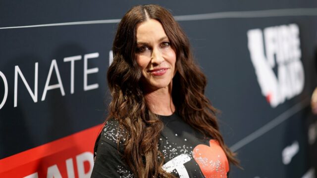 Alanis Morissette participa do concerto beneficente FIREAID para alívio de incêndios na Califórnia no Intuit Dome em 30 de janeiro de 2025 em Inglewood, Califórnia
