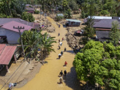 Aldeias indonésias devastadas por inundações catastróficas Aldeias indonésias devastadas por inundações catastróficas