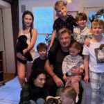 Hilaria Baldwin e Alec tiram uma foto caótica de família no Natal.