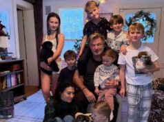 Alec e Hilaria Baldwin capturam o Natal caótico com seus 7 filhos e mais fotos de estrelas Hilaria Baldwin e Alec tiram uma foto caótica de família no Natal.