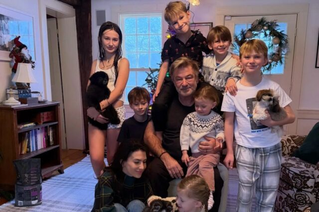 Hilaria Baldwin e Alec tiram uma foto caótica de família no Natal.