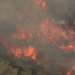 Os moradores estão sendo alertados para se prepararem, pois um incêndio florestal ameaça casas no nordeste de Perth.