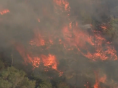 Alerta de incêndio florestal emitido para arredores de Perth Os moradores estão sendo alertados para se prepararem, pois um incêndio florestal ameaça casas no nordeste de Perth.