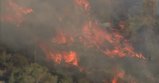 Os moradores estão sendo alertados para se prepararem, pois um incêndio florestal ameaça casas no nordeste de Perth.
