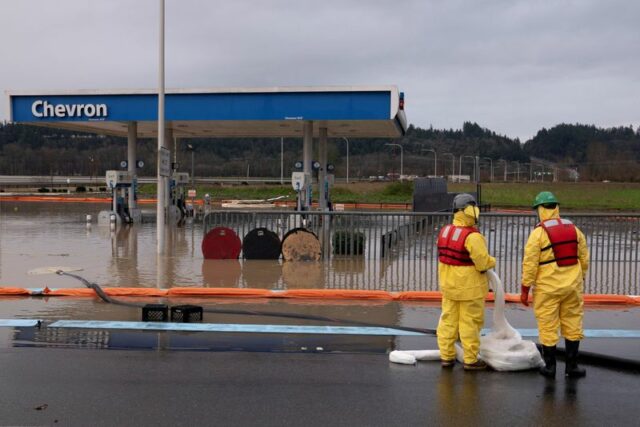 Alertas de inundação repentina seguem violação de dique no estado Yahoo news home