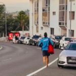 Salva-vidas de Bondi, Jackson Doolan, é visto correndo para ajudar