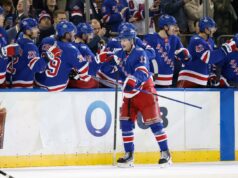 Alexis Lafreniere oferece o que os Rangers estavam esperando O ala esquerdo do New York Rangers, Alexis Lafrenière (13), é saudado por seus companheiros no banco após marcar um gol no segundo período.