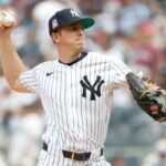 Allan Winans lançando com o uniforme do New York Yankees durante a 7ª entrada.