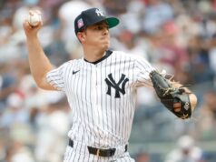 Allan Winans indo para o Japão após decepcionante passagem pelos Yankees Allan Winans lançando com o uniforme do New York Yankees durante a 7ª entrada.