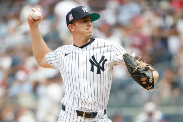 Allan Winans lançando com o uniforme do New York Yankees durante a 7ª entrada.