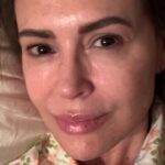 Alyssa Milano compartilha uma selfie de graça para comemorar 52 anos