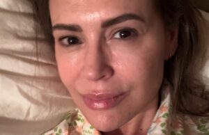 Alyssa Milano compartilha selfie sem maquiagem no 53º aniversário: ‘Sem filtro’ Alyssa Milano compartilha uma selfie de graça para comemorar 52 anos