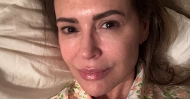 Alyssa Milano compartilha uma selfie de graça para comemorar 52 anos