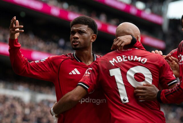 Amad e Bryan Mbeumo comemoram juntos pelo Manchester United.