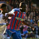 Amad Diallo entra em campo para se aquecer antes da partida da Premier League entre Manchester United e Everton em Old Trafford em 2025 em Manchester, Inglaterra.