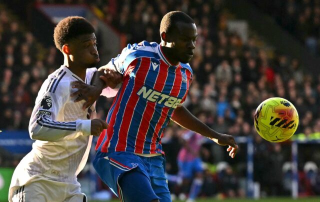Amad Diallo entra em campo para se aquecer antes da partida da Premier League entre Manchester United e Everton em Old Trafford em 2025 em Manchester, Inglaterra.