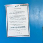 A Avner's Bakery em Surry Hills, uma instituição alimentar judaica, está fechando. A foto mostra Ed Halmagyi, conhecido como