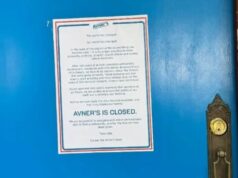 Amada padaria forçada a fechar após ‘assédio antissemita incessante’ A Avner's Bakery em Surry Hills, uma instituição alimentar judaica, está fechando. A foto mostra Ed Halmagyi, conhecido como