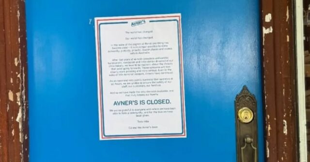 A Avner's Bakery em Surry Hills, uma instituição alimentar judaica, está fechando. A foto mostra Ed Halmagyi, conhecido como 