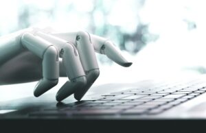 Amazon apresenta três agentes de IA, incluindo ‘Kiro’, que pode codificar sozinho por dias Robot concept or robot hand chatbot pressing computer keyboard enter