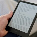 A lateral do Amazon Kindle Paperwhite (2024)