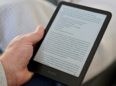 Amazon está mudando suas regras para download de e-books Kindle novamente A lateral do Amazon Kindle Paperwhite (2024)
