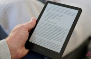 Prepare-se para se apaixonar por esses romances gratuitos (e picantes) no Stuff Your Kindle Day A lateral do Amazon Kindle Paperwhite (2024)