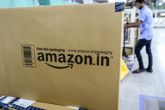 Amazon investirá US$ 35 bilhões adicionais na Índia até 2030, A package sits ready for shipment at the Amazon.com Inc. fulfillment center in Hyderabad, India