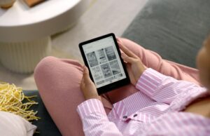 Amazon muda a forma como a proteção de direitos autorais é aplicada aos e-books autopublicados do Kindle Direct woman reading Kindle