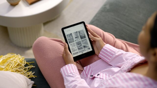 Amazon muda a forma como a proteção de direitos autorais woman reading Kindle