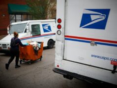 Amazon supostamente está considerando abandonar o USPS e construir um serviço postal concorrente a postal worker worker pushes a mail cart outside a United States Postal Service (USPS) distribution center in Chicago.