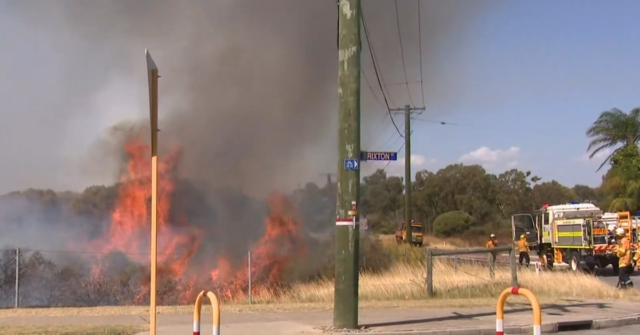 'Ameaça a vidas': Alertas de emergência emitidos para dois incêndios Um incêndio florestal em Kenwick, no leste de Perth.