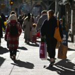 Americanos dando menos presentes neste Natal enquanto as tarifas de Trump afetam