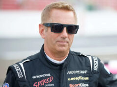 Amigo de Greg Biffle diz que campeão da NASCAR, esposa e filhos estavam em um avião que caiu com múltiplas fatalidades Chris Graythen / Getty Greg Biffle em 19 de fevereiro de 2022