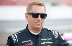 Amigo de Greg Biffle diz que campeão da NASCAR, esposa e filhos estavam em um avião que caiu com múltiplas fatalidades Chris Graythen / Getty Greg Biffle em 19 de fevereiro de 2022