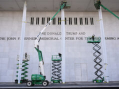 Amigo de Trump teve um colapso embaraçoso depois que mais artistas do Kennedy Center se demitiram Um desenho animado de Clay Jones.