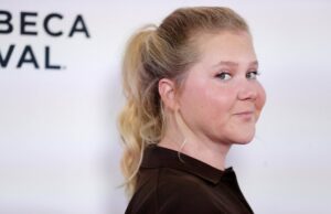 Amy Schumer abandona a aliança de casamento em novas fotos hiperbrilhantes de perda de peso Amy Schumer abandona a aliança de casamento em novas fotos hiperbrilhantes de perda de peso