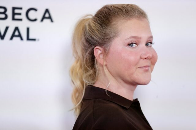 Amy Schumer abandona a aliança de casamento em novas fotos Amy Schumer abandona a aliança de casamento em novas fotos hiperbrilhantes de perda de peso