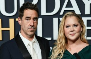 Amy Schumer aborda especulações de casamento depois de ser flagrada sem anel Amy-Schumer-recurso-GettyImages-2219738465