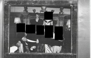 Andrew Mountbatten-Windsor é fotografado deitado no colo de cinco mulheres em um evento black-tie com Ghislaine Maxwell – enquanto a realeza em desgraça aparece em um novo tesouro de arquivos de Epstein Uma foto de Andrew Mountbatten-Windsor deitado em uma fileira de mulheres durante um evento black-tie com Ghislaine Maxwell foi divulgada como parte dos arquivos de Epstein