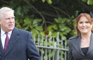 Andrew comparece ao batizado da filha da princesa Beatrice no palácio Athena Elizabeth Rose Mapelli Mozzi nasceu em 22 de janeiro, filha da princesa Beatrice e Edoardo Mapelli Mozzi.