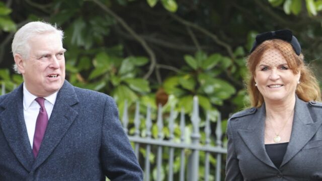 Andrew comparece ao batizado da filha da princesa Beatrice no Athena Elizabeth Rose Mapelli Mozzi nasceu em 22 de janeiro, filha da princesa Beatrice e Edoardo Mapelli Mozzi.