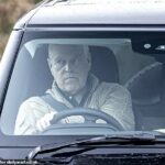 Andrew Mountbatten-Windsor foi visto com uma expressão solene no rosto enquanto dirigia seu Land Rover Defender para fora do Royal Lodge hoje