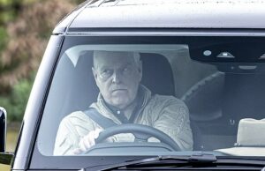 Andrew faz uma careta ao deixar o Royal Lodge após a foto do envergonhado real deitado no colo de cinco mulheres, divulgada nos Arquivos Epstein Andrew Mountbatten-Windsor foi visto com uma expressão solene no rosto enquanto dirigia seu Land Rover Defender para fora do Royal Lodge hoje