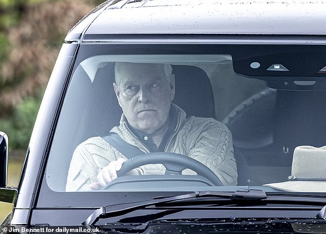 Andrew faz uma careta ao deixar o Royal Lodge após Andrew Mountbatten-Windsor foi visto com uma expressão solene no rosto enquanto dirigia seu Land Rover Defender para fora do Royal Lodge hoje