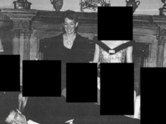 Andrew fotografado deitado no colo no último lançamento de Epstein Príncipe Andrew visto em arquivos de Epstein