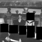 Esta foto sem data divulgada pelo Departamento de Justiça dos EUA mostra Ghislaine Maxwell em frente ao número 10 da Downing Street, em Londres.